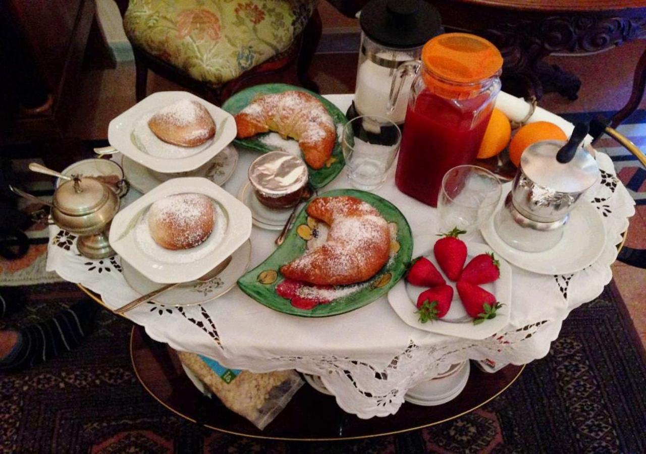 ナポリ B ＆ B アトモスフイア デル チェントロ ストリコ Bed & Breakfast エクステリア 写真