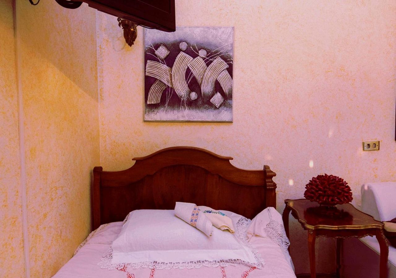 ナポリ B ＆ B アトモスフイア デル チェントロ ストリコ Bed & Breakfast 部屋 写真